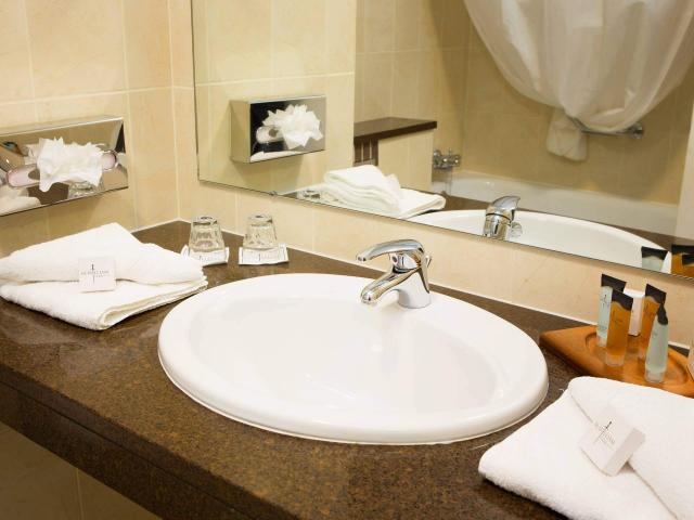 Bedroom Bathroom at McWilliam Park Hotel